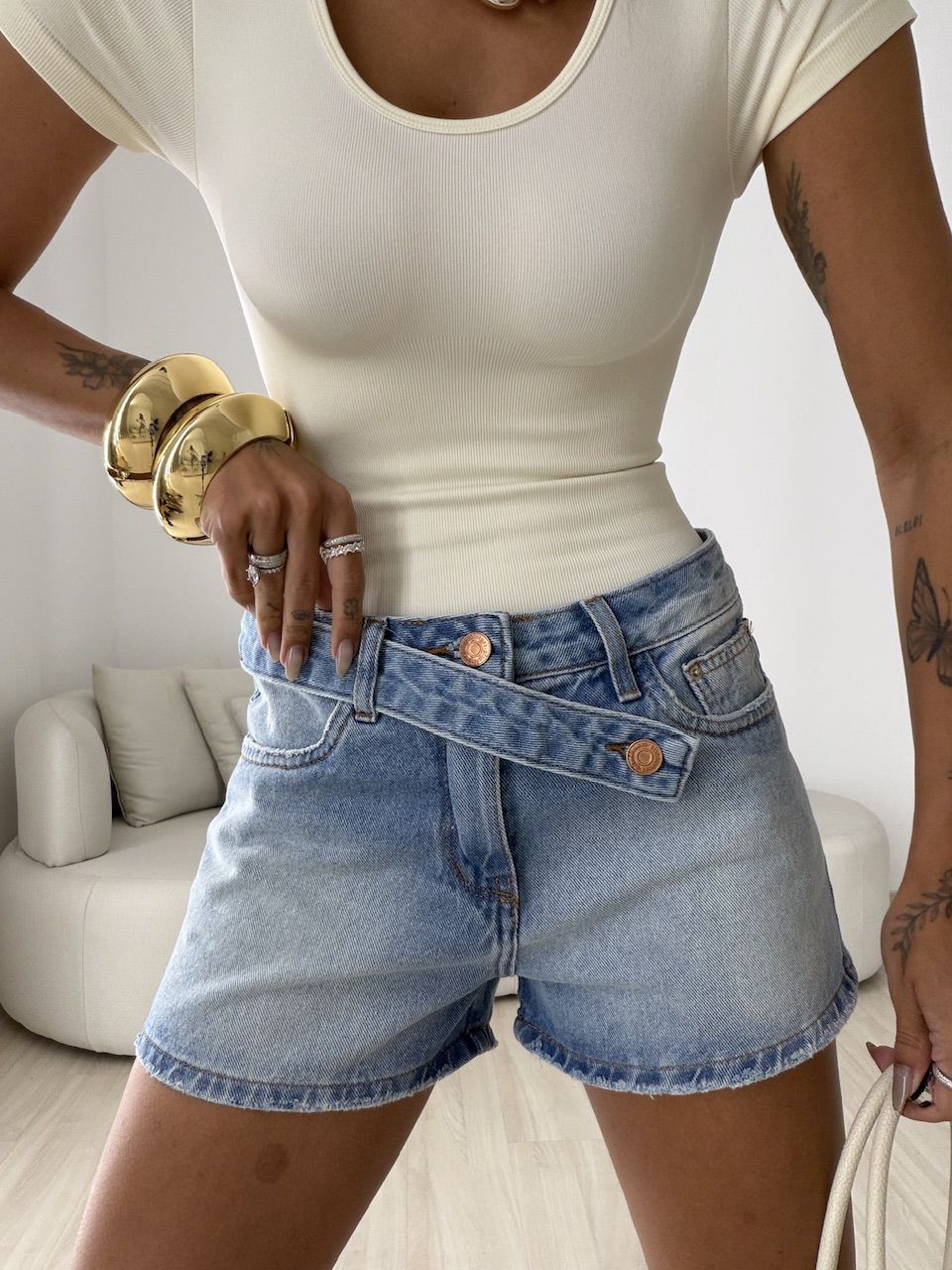 SHORT ELISA CÓS TRANSPASSADO JEANS CLARO