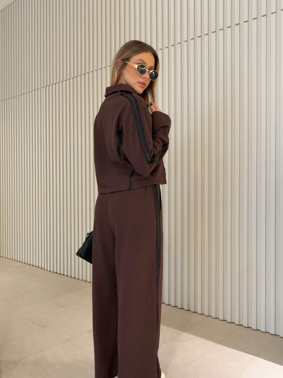 CONJUNTO VERONICA LISTRAS MARROM