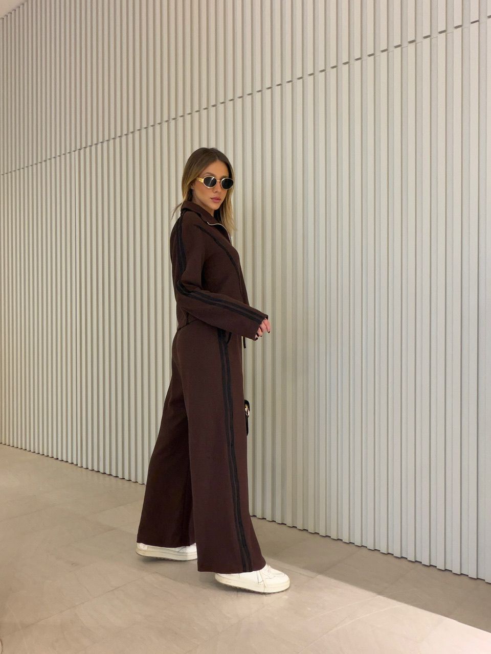 CONJUNTO VERONICA LISTRAS MARROM