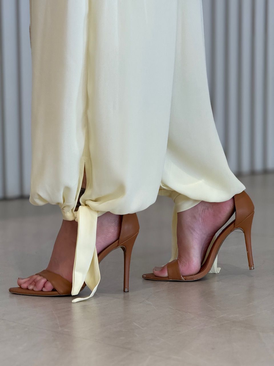 CALÇA JASMINE ALADIM YELLOW BUTTER