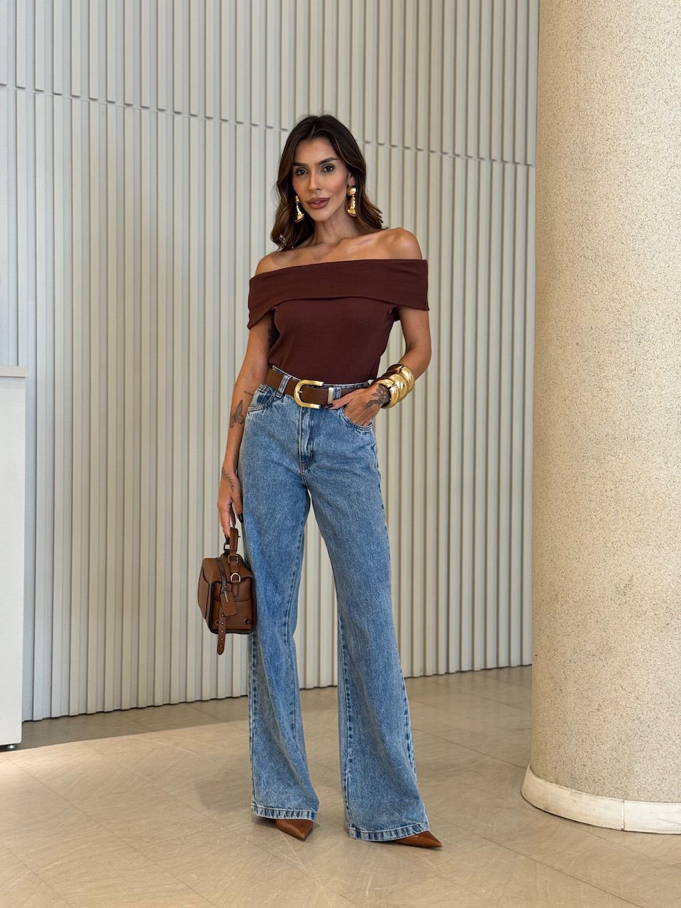 BLUSA DENISE OMBRO A OMBRO MARROM