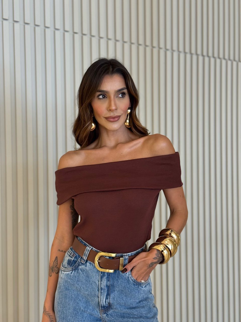 BLUSA DENISE OMBRO A OMBRO MARROM - 0073930054 - CAROLLA FERRARO