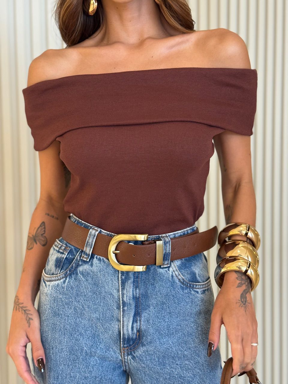 BLUSA DENISE OMBRO A OMBRO MARROM