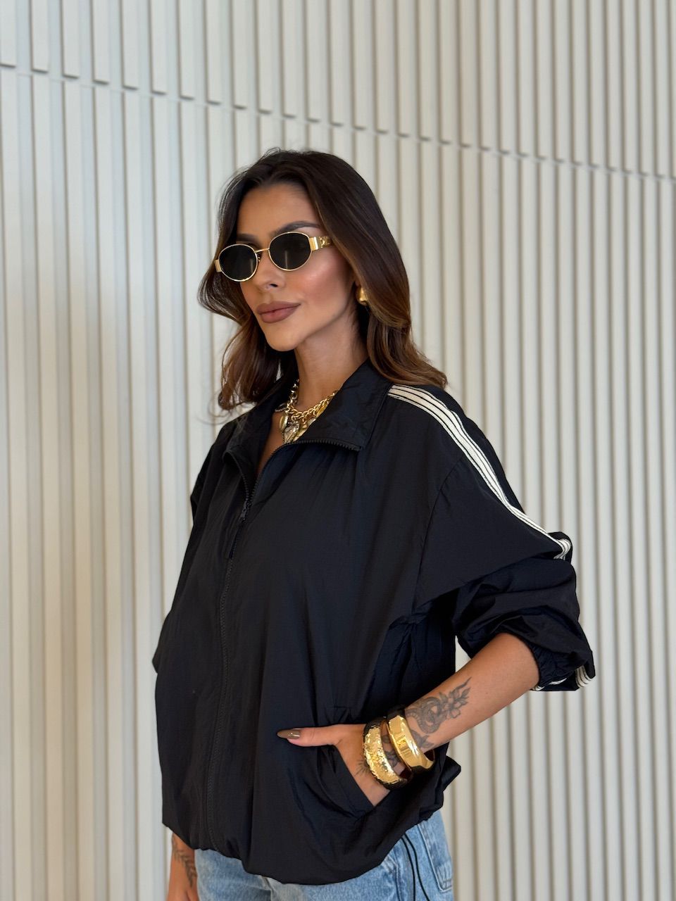 CORTA-VENTO LÍVIA LISTRAS PRETO - 0075030032 - CAROLLA FERRARO