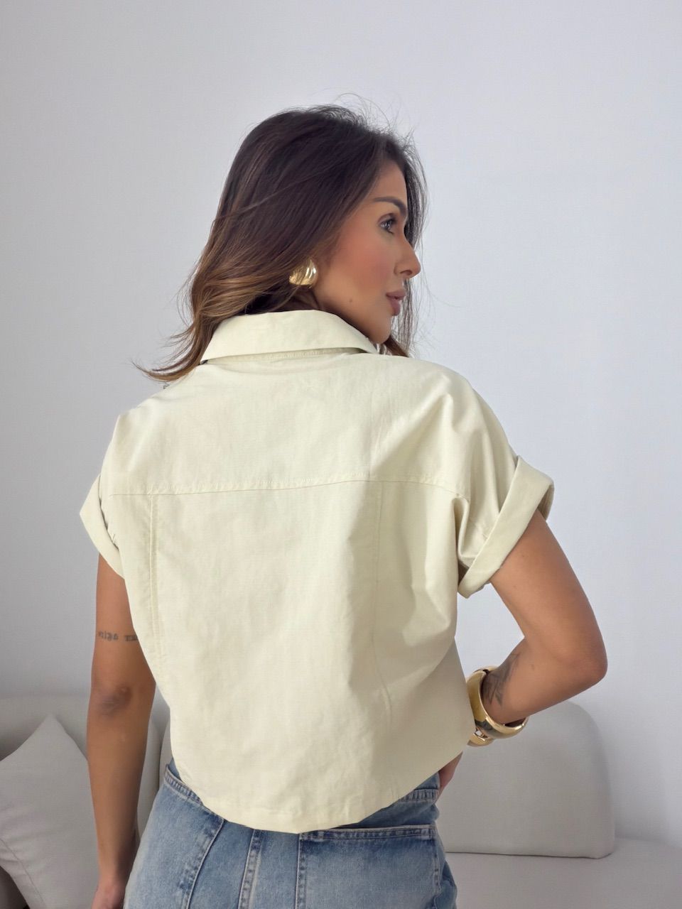 CROPPED CORA BOTÕES AREIA