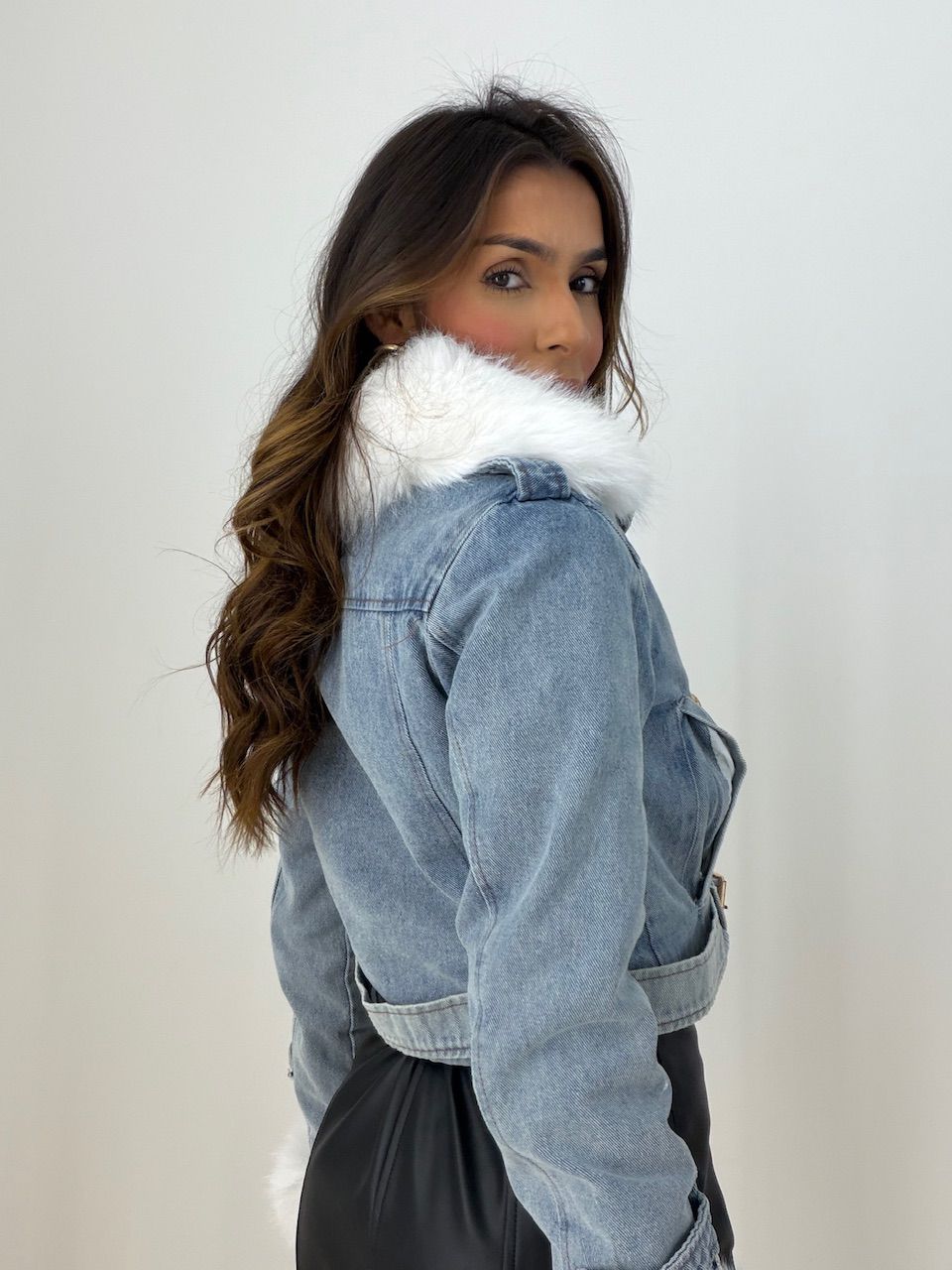 JAQUETA GIOVANA PELINHOS JEANS MÉDIO