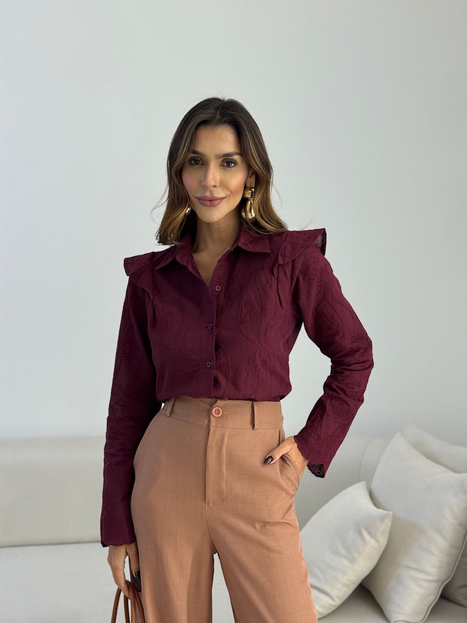 CAMISA CAMILA BORDADA VINHO - 0074080168 - CAROLLA FERRARO