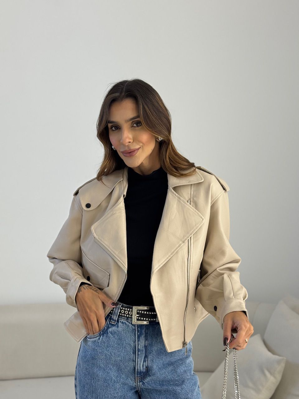 JAQUETA SELENA COURO FAKE AREIA - 0074040110 - CAROLLA FERRARO