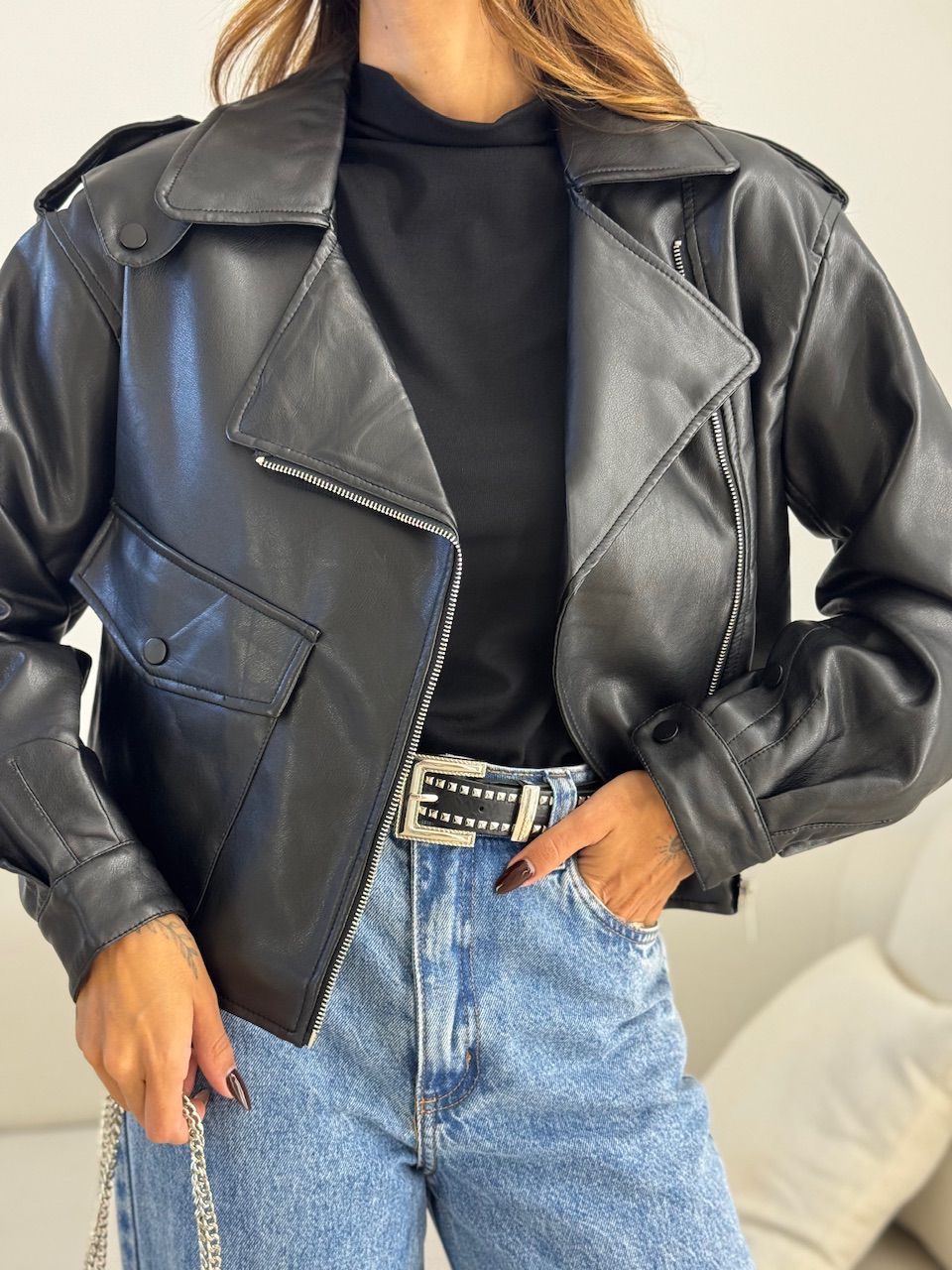 JAQUETA SELENA COURO FAKE PRETA