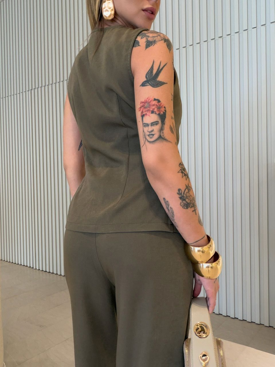 CONJUNTO TAMARA COLETE CALÇA CAQUI