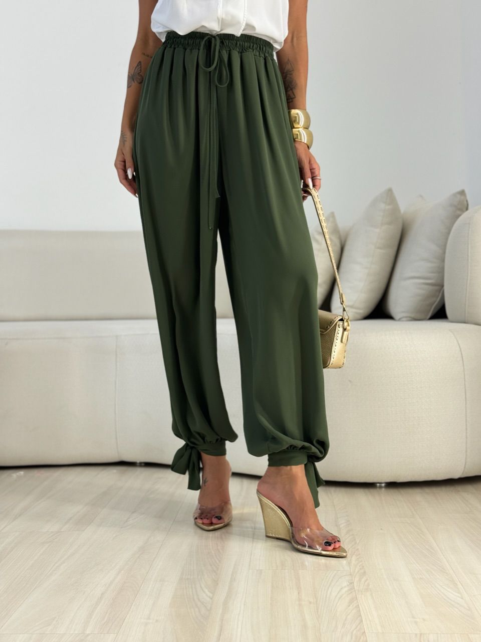 CALÇA CARLA ALADIM VERDE MUSGO - 0072580321 - CAROLLA FERRARO