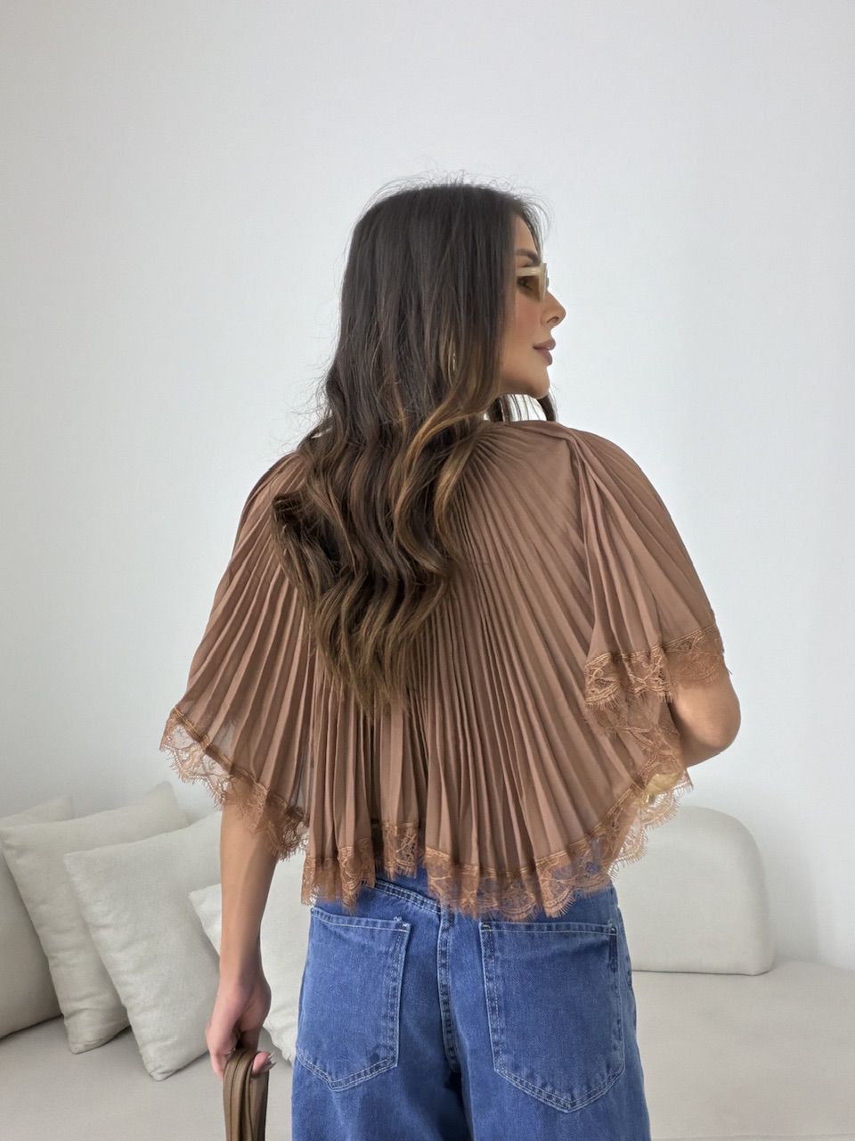 BLUSA BETINA PLISSADA MARROM