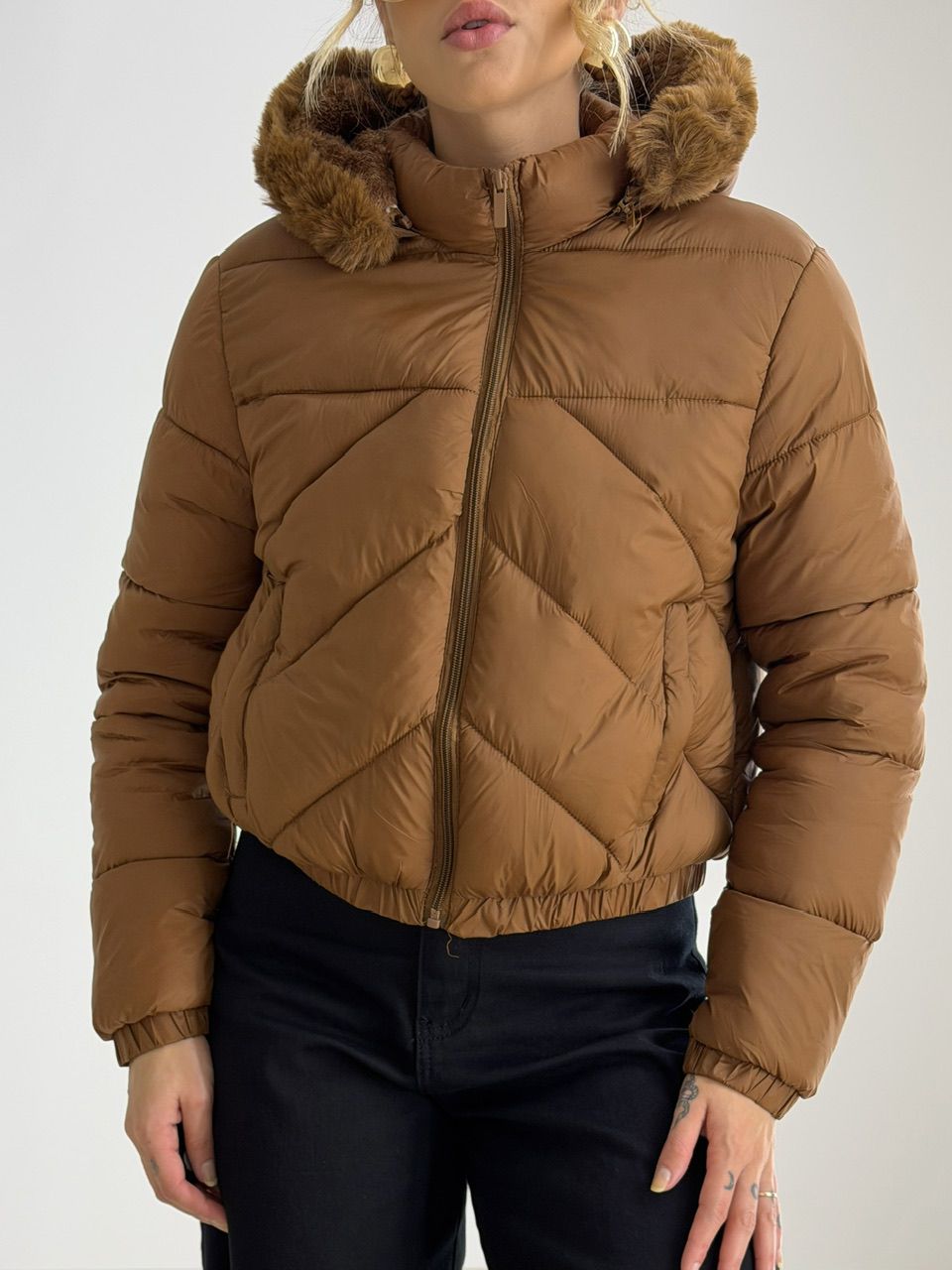 PUFFER RAISSA PELINHOS CARAMELO