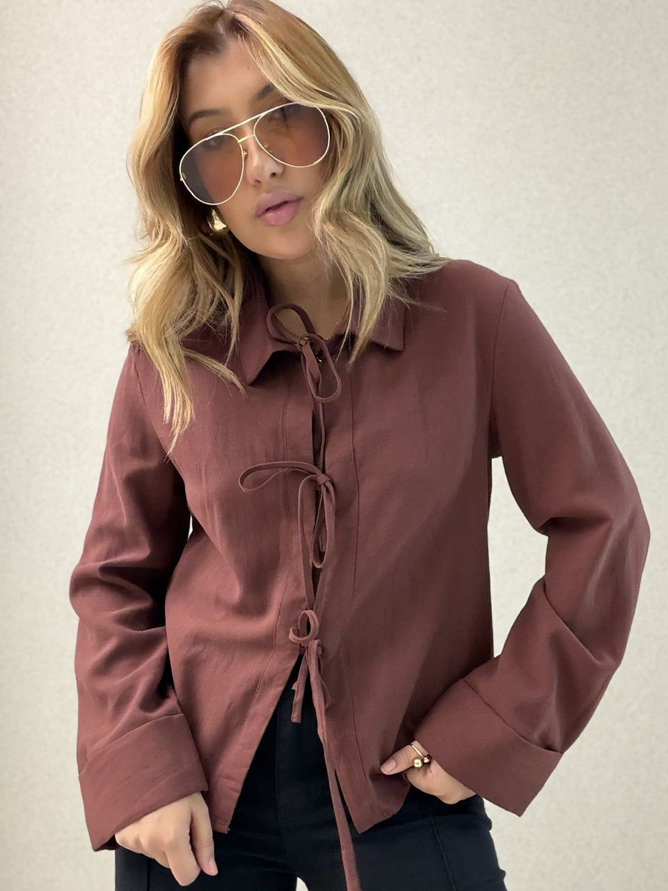 CAMISA ISIS AMARRAÇÃO CAFÉ - 0078950160 - CAROLLA FERRARO