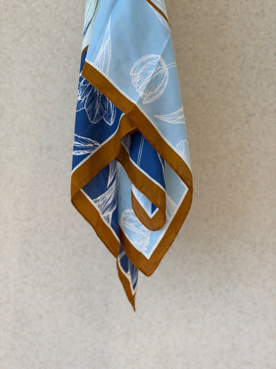 LENÇO FLORA CARAMELO