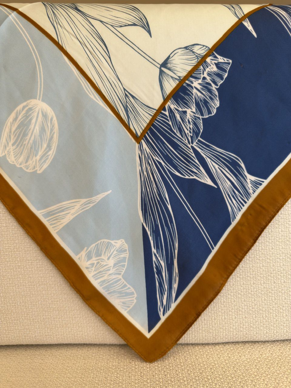 LENÇO FLORA CARAMELO