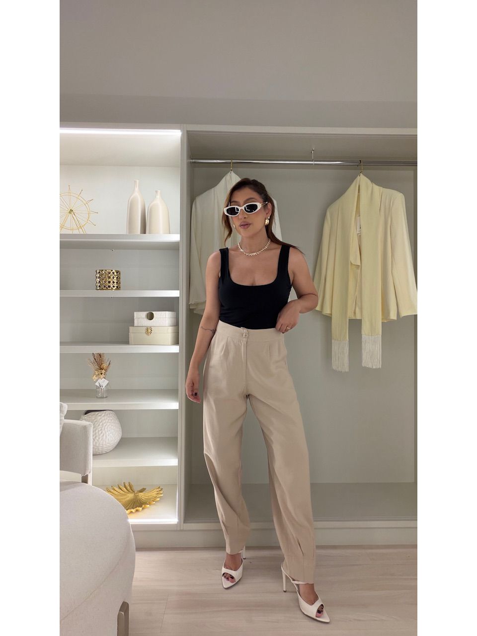 CALÇA JULIANA BOTÃO AREIA - 0082260110 - CAROLLA FERRARO