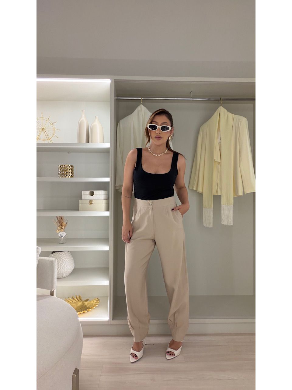 CALÇA JULIANA BOTÃO AREIA