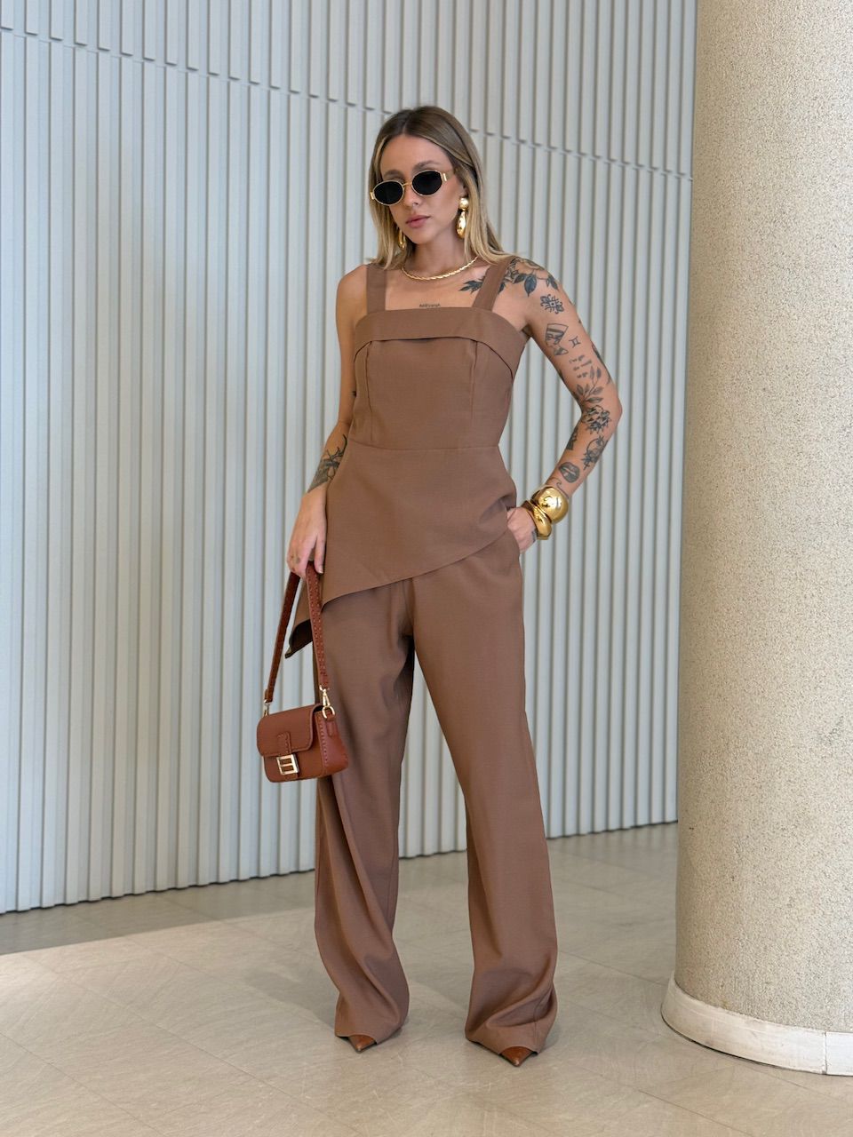 CONJUNTO BEATRIZ BLUSA ASSIMÉTRICA MARROM