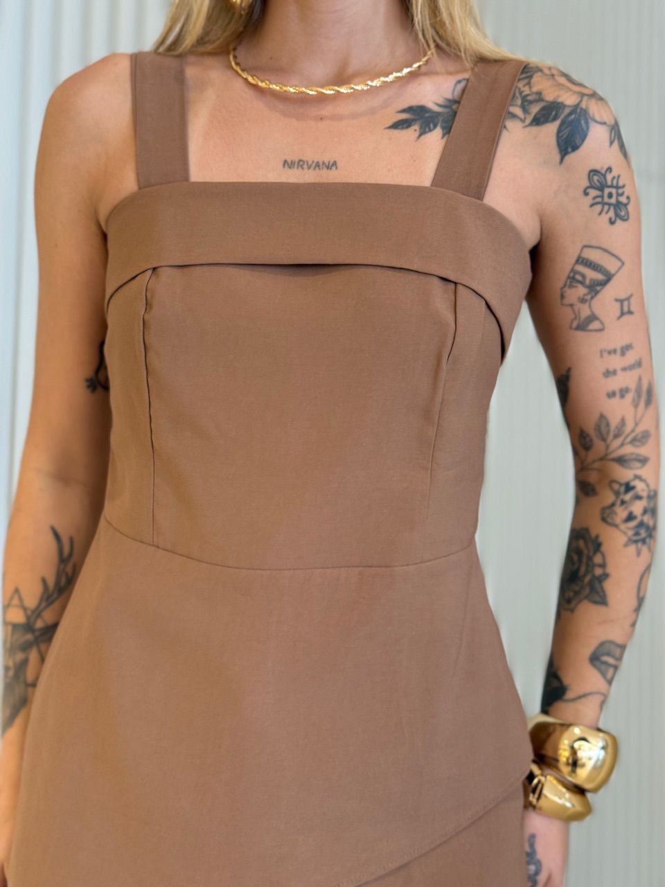 CONJUNTO BEATRIZ BLUSA ASSIMÉTRICA MARROM