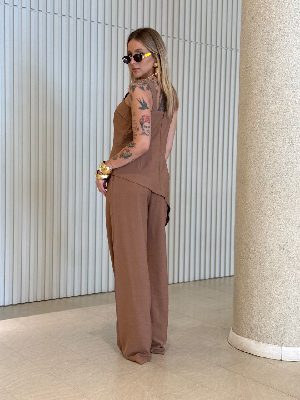 CONJUNTO BEATRIZ BLUSA ASSIMÉTRICA MARROM