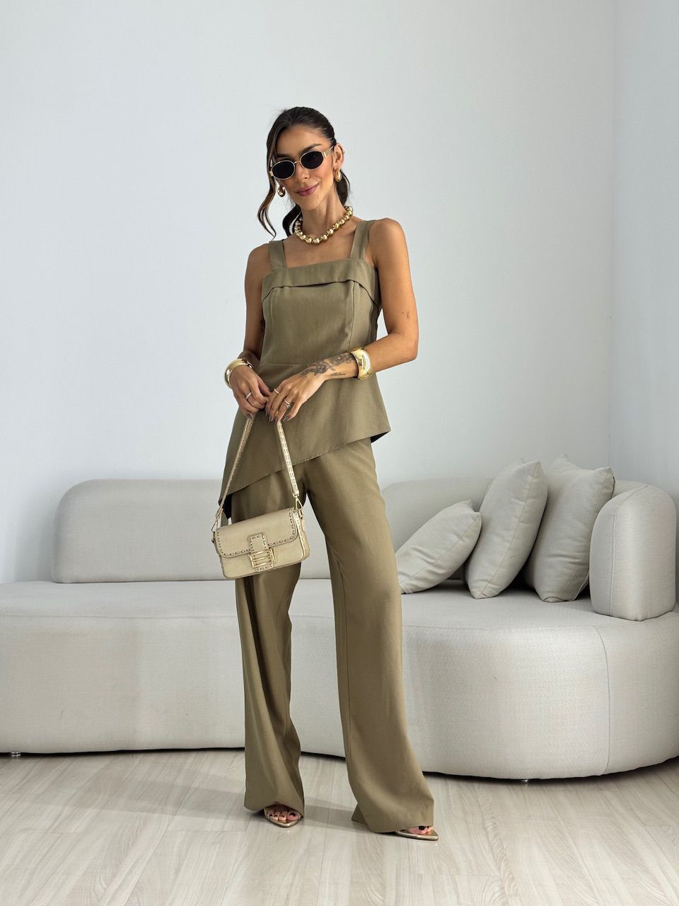 CONJUNTO BEATRIZ BLUSA ASSIMÉTRICA VERDE OLIVA - 0... - CAROLLA FERRARO