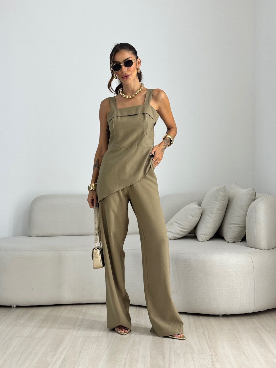 CONJUNTO BEATRIZ BLUSA ASSIMÉTRICA VERDE OLIVA