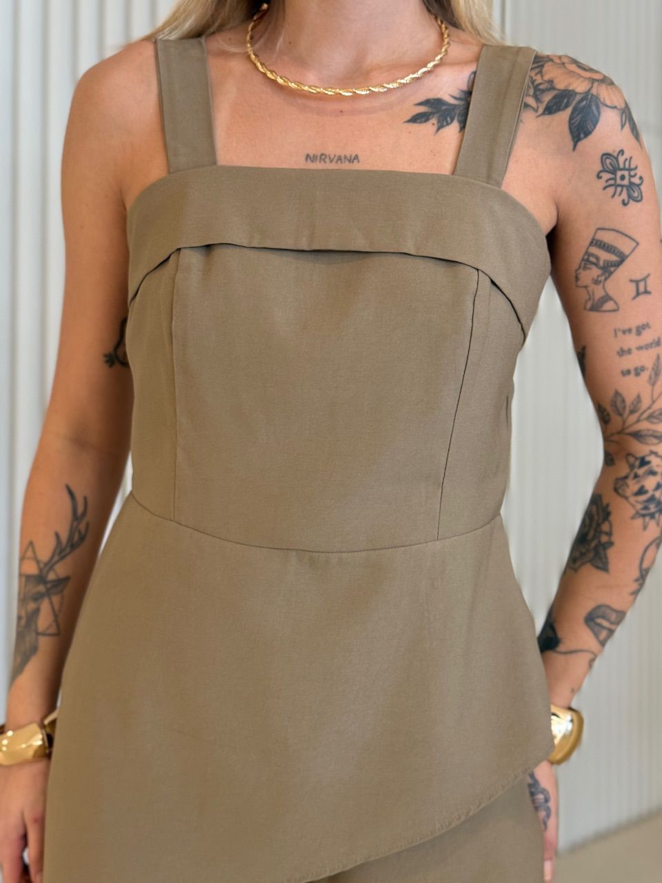 CONJUNTO BEATRIZ BLUSA ASSIMÉTRICA VERDE OLIVA