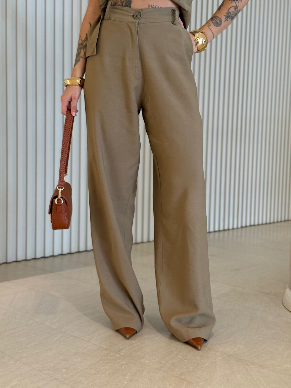 CONJUNTO BEATRIZ BLUSA ASSIMÉTRICA VERDE OLIVA