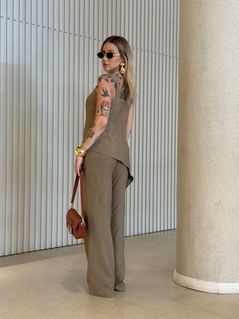 CONJUNTO BEATRIZ BLUSA ASSIMÉTRICA VERDE OLIVA