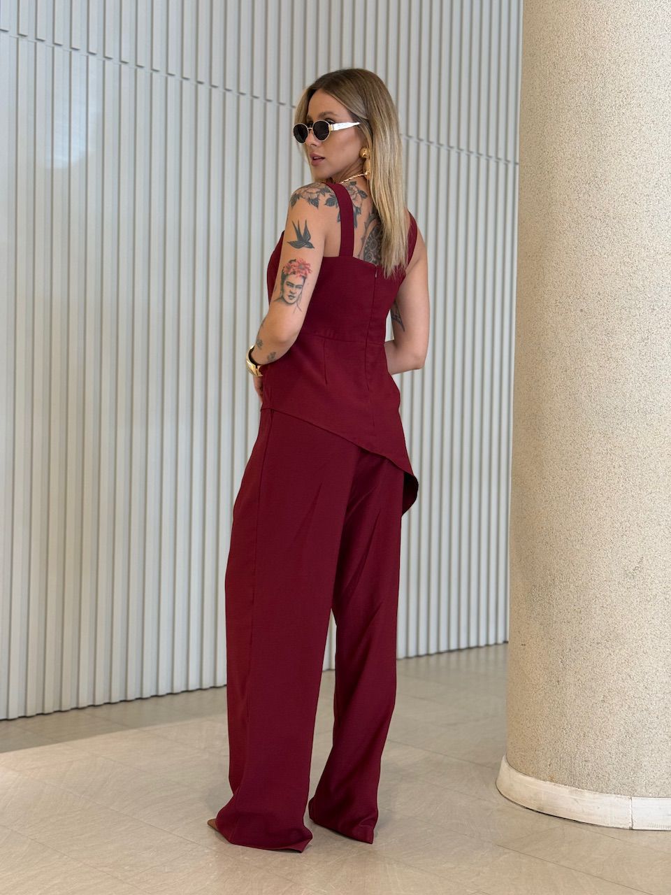 CONJUNTO BEATRIZ BLUSA ASSIMÉTRICA VINHO