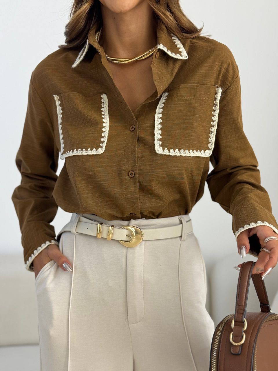CAMISA DALILA BOLSO BORDADO MARROM