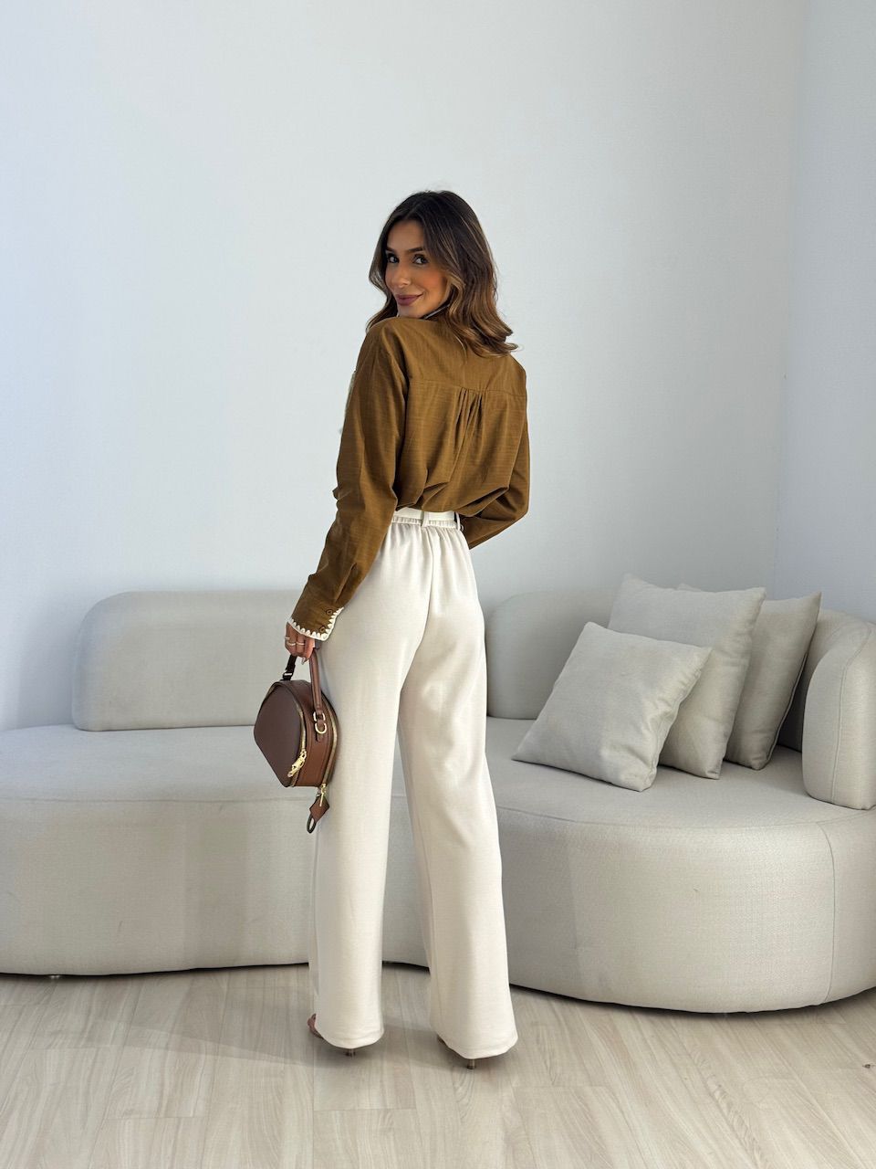 CAMISA DALILA BOLSO BORDADO MARROM