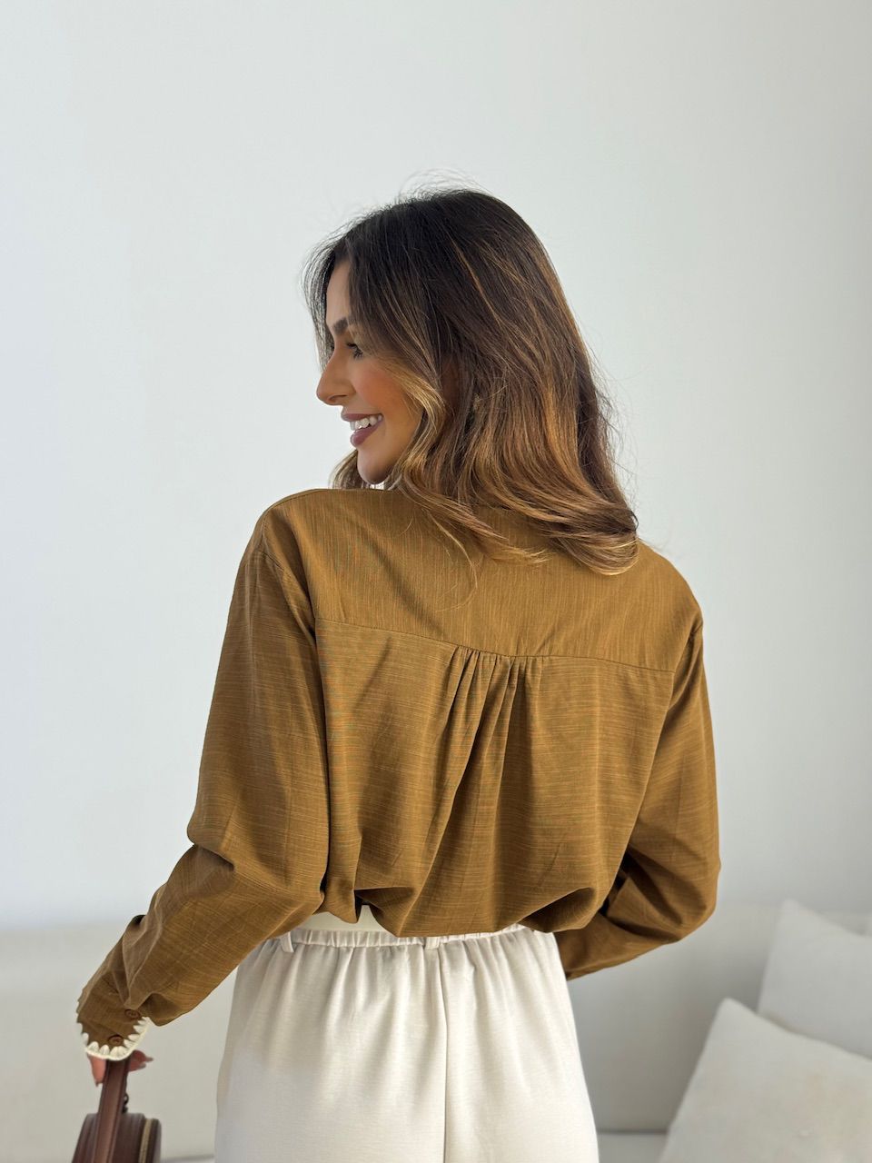 CAMISA DALILA BOLSO BORDADO MARROM