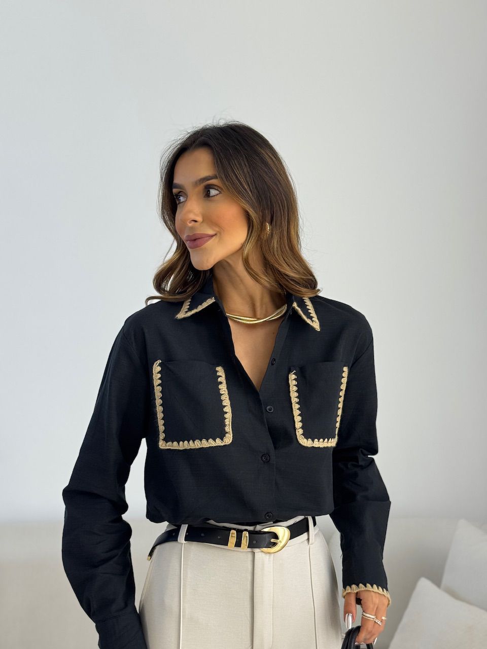 CAMISA DALILA BOLSO BORDADO PRETA