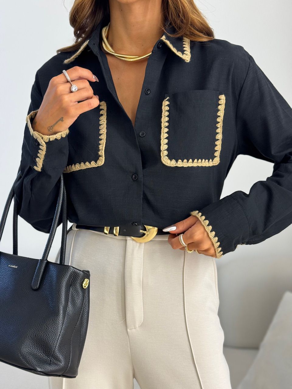 CAMISA DALILA BOLSO BORDADO PRETA