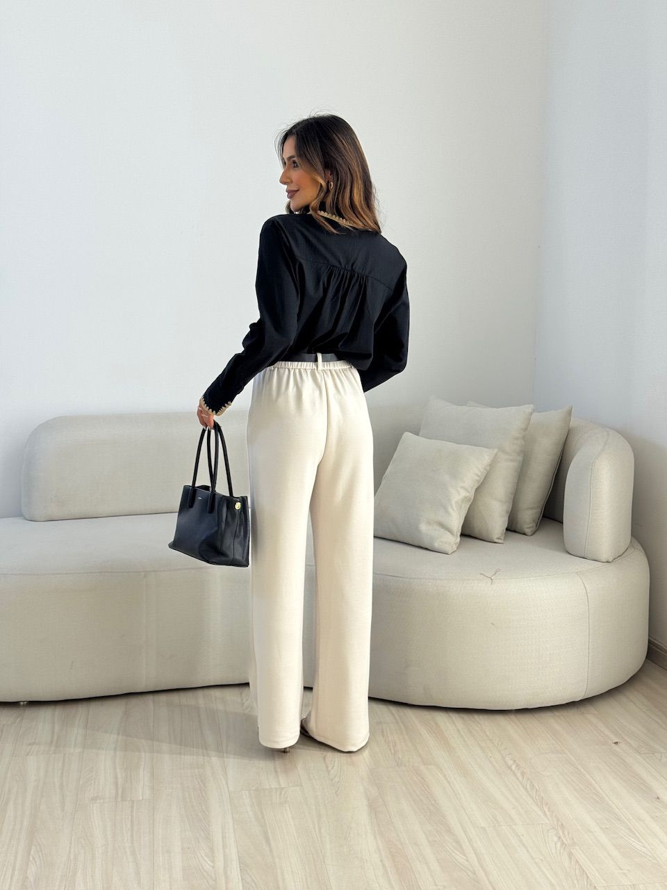 CAMISA DALILA BOLSO BORDADO PRETA