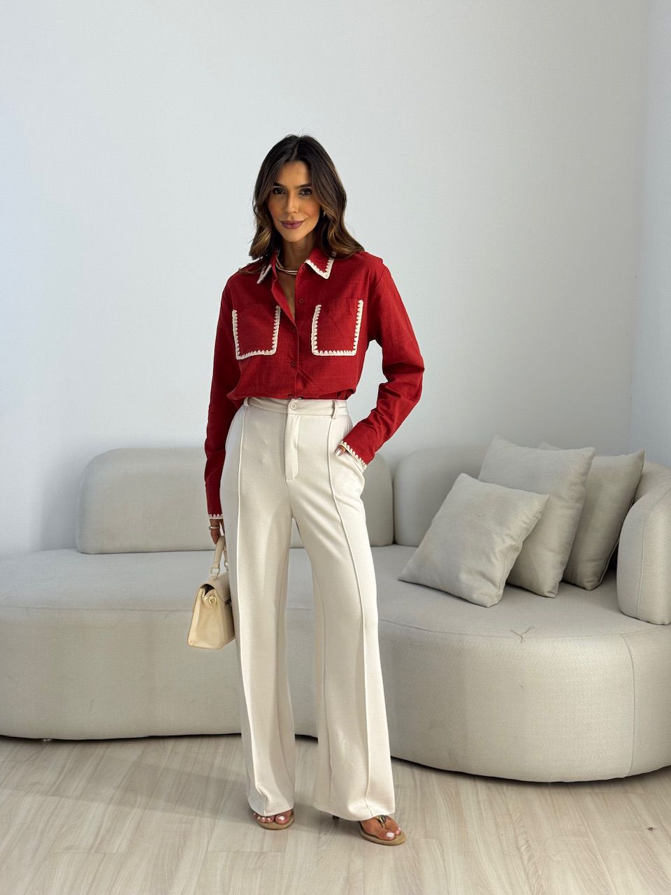 CAMISA DALILA BOLSO BORDADO VERMELHA