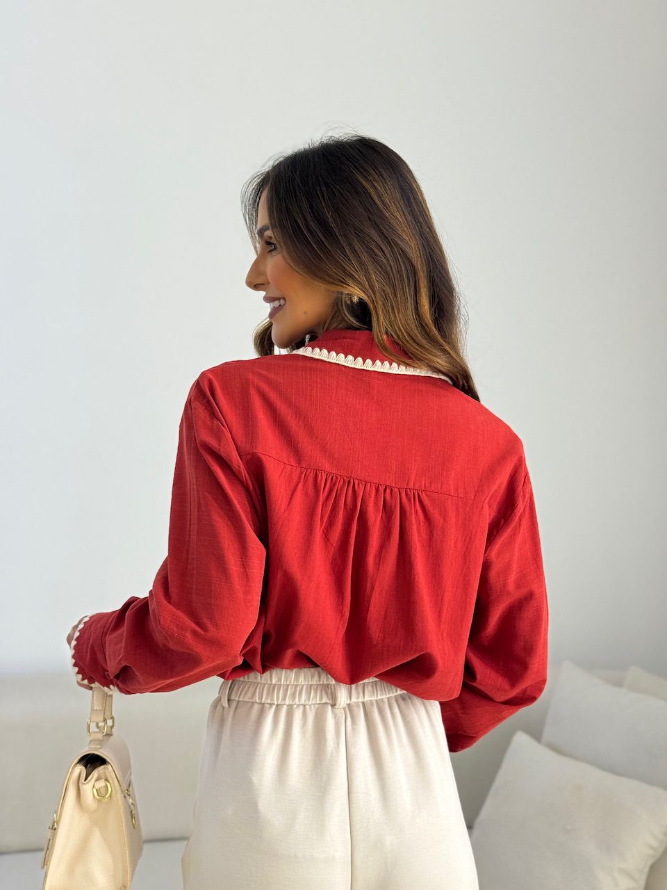 CAMISA DALILA BOLSO BORDADO VERMELHA