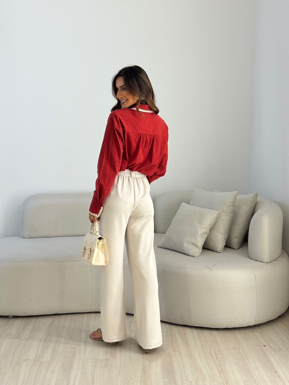 CAMISA DALILA BOLSO BORDADO VERMELHA