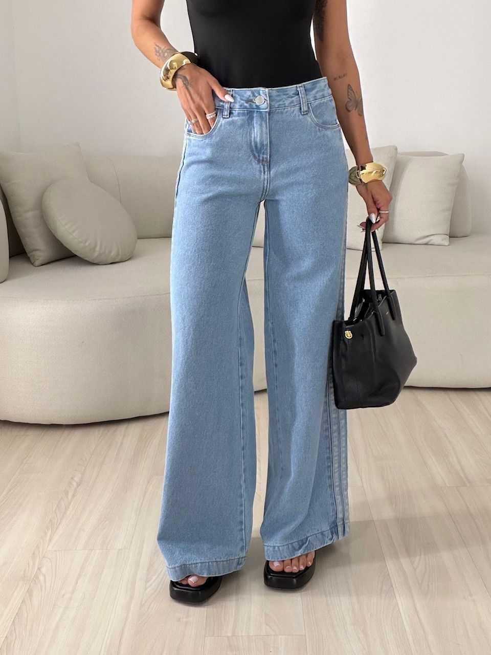 CALÇA TACIANE LISTRAS LATERAIS JEANS CLARO - 00810... - CAROLLA FERRARO