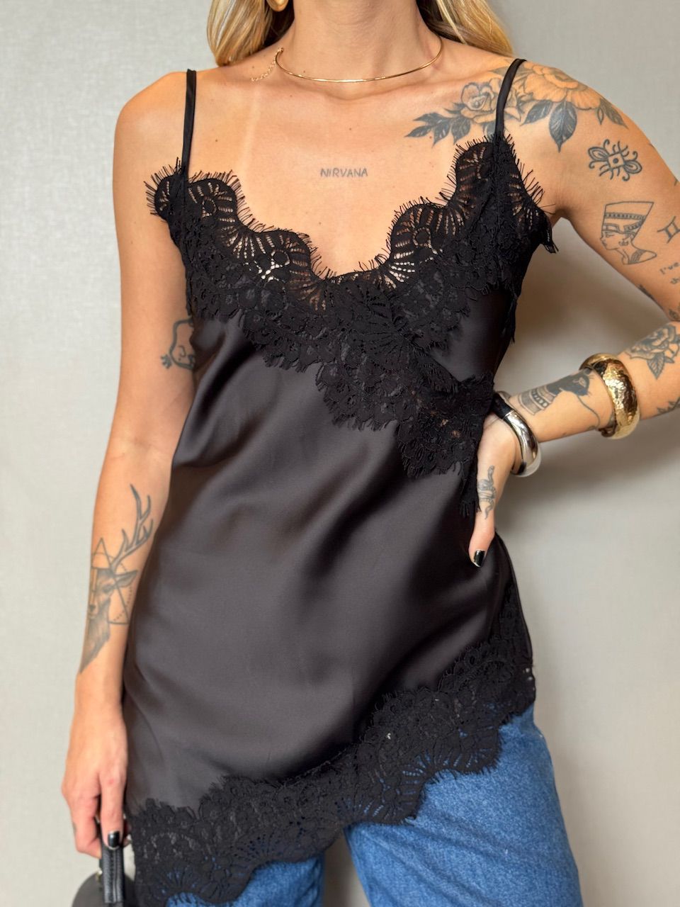 BLUSA ALANA ACETINADA PRETA