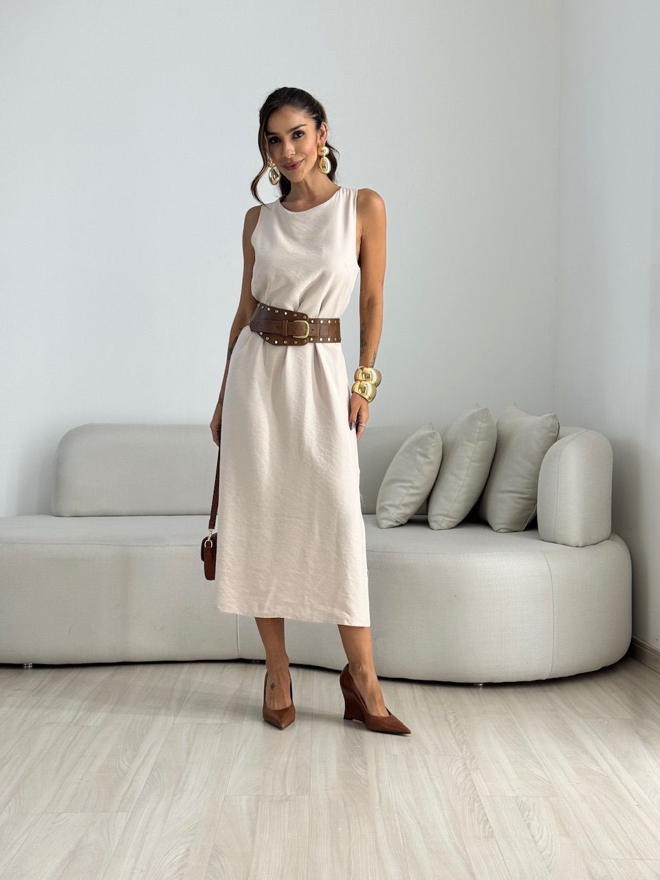 VESTIDO RUTE CAVADO AREIA - 0072480110 - CAROLLA FERRARO