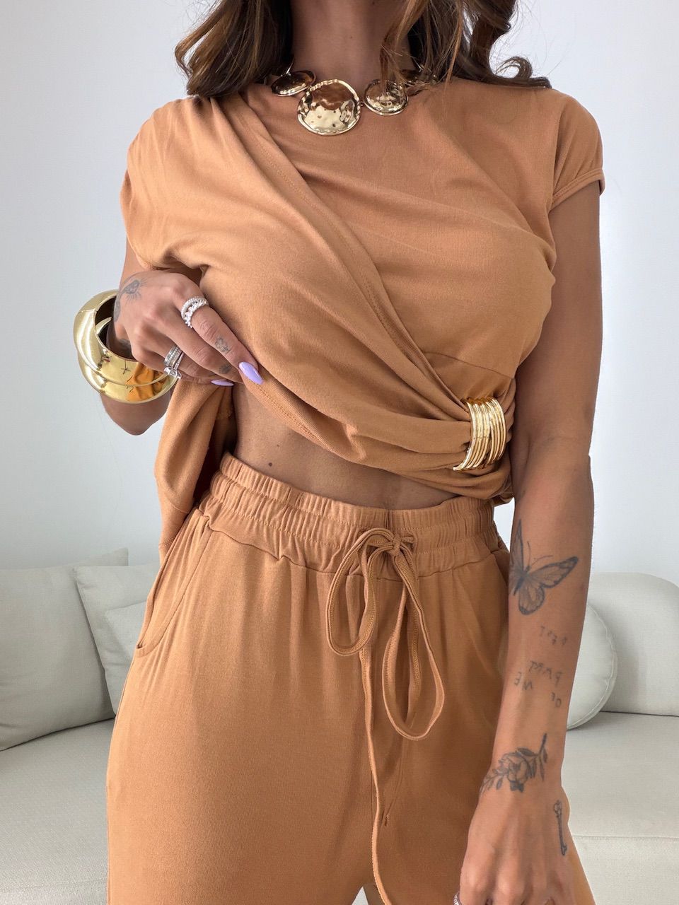 CONJUNTO KELLY BLUSA METAL CARAMELO