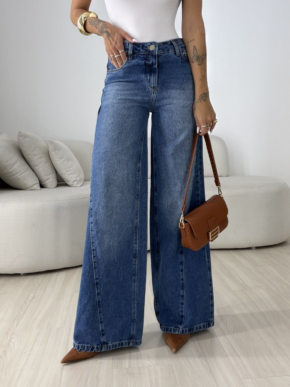CALÇA LEANDRA WIDE LEG RECORTES JEANS MÉDIO - 0078... - CAROLLA FERRARO