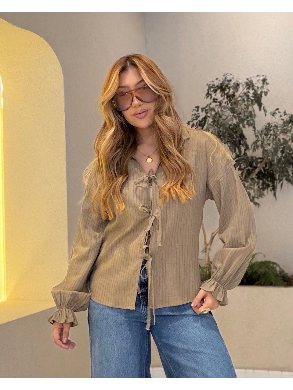 CAMISA MARIA CECÍLIA RISCA DE GIZ CAQUI - 00792100... - CAROLLA FERRARO