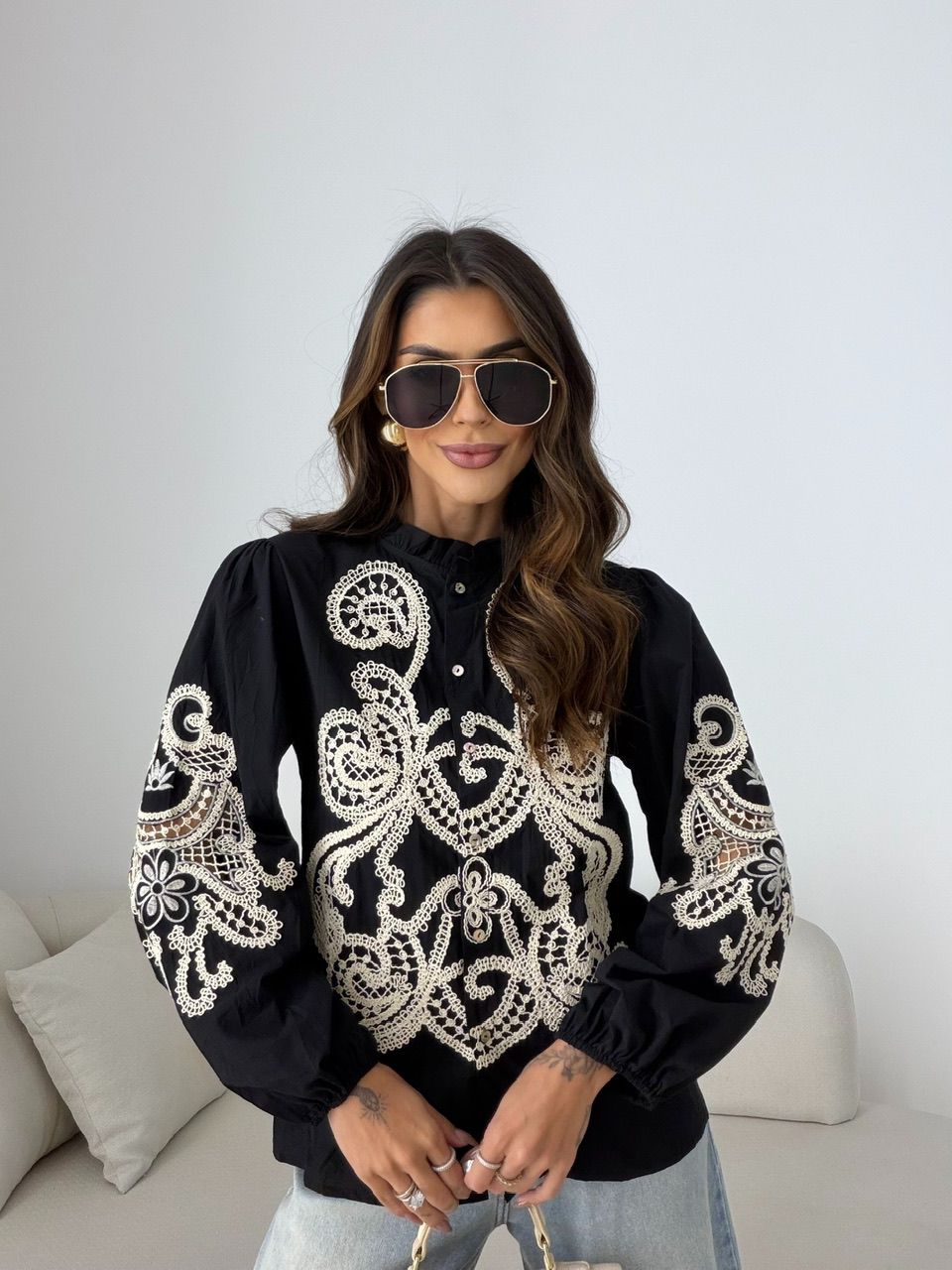 CAMISA VIVIAN BORDADA PRETA