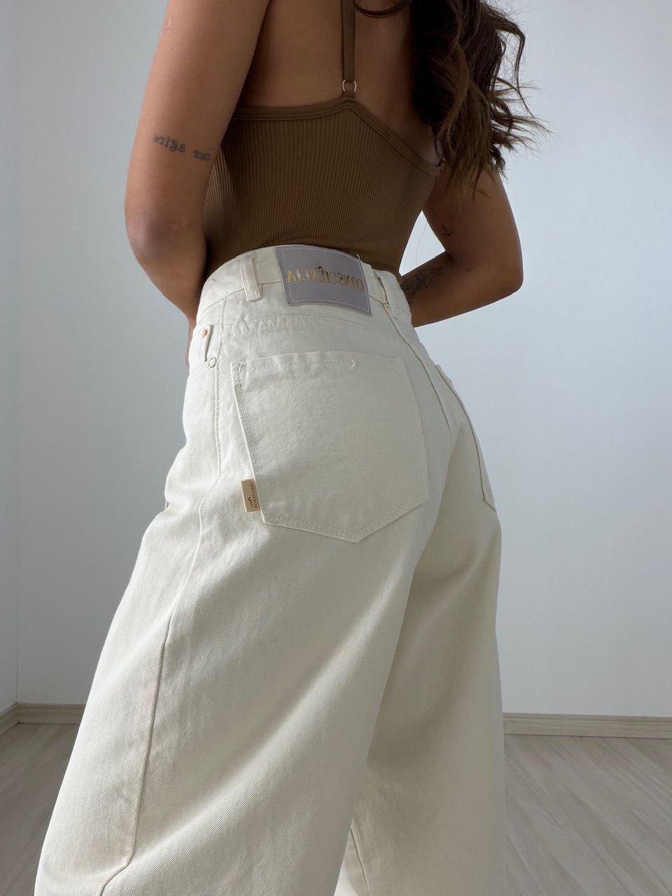 CALÇA LARISSA BALLOON CRU