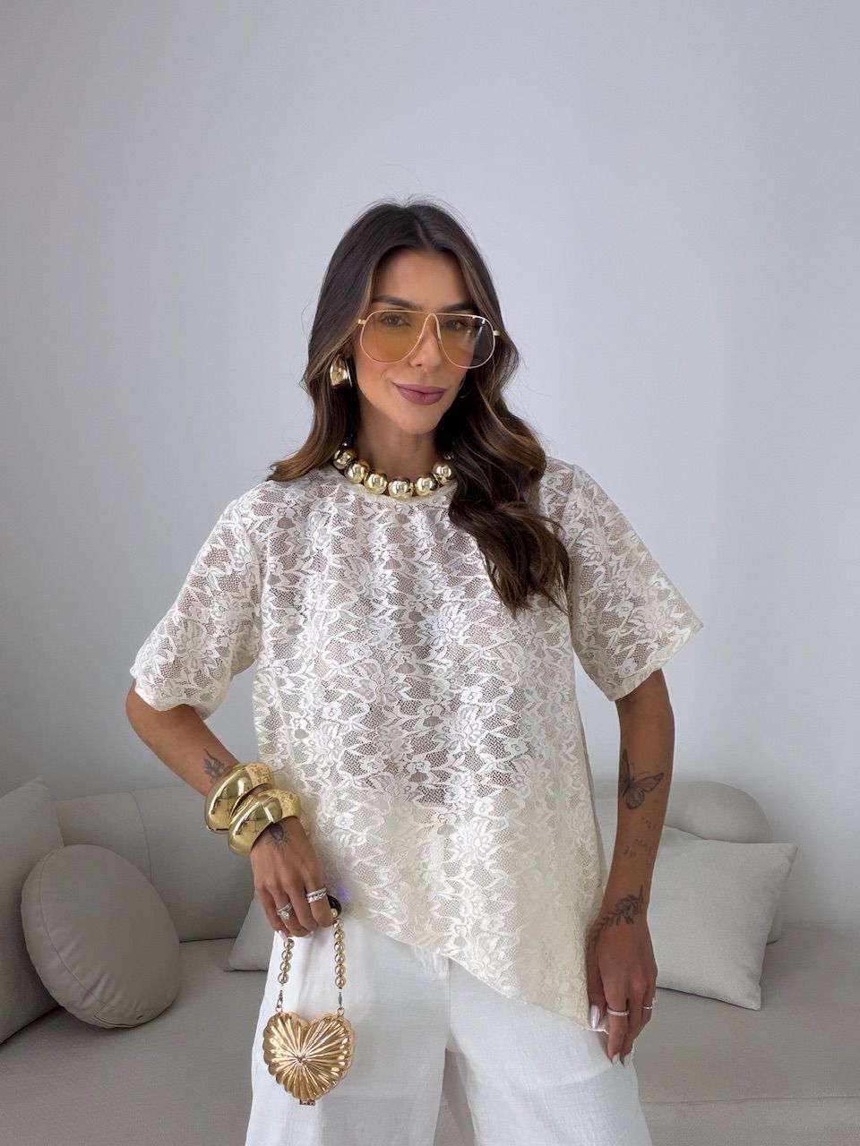 BLUSA ANGÉLICA RENDA ASSIMÉTRICA AREIA - 008119011... - CAROLLA FERRARO