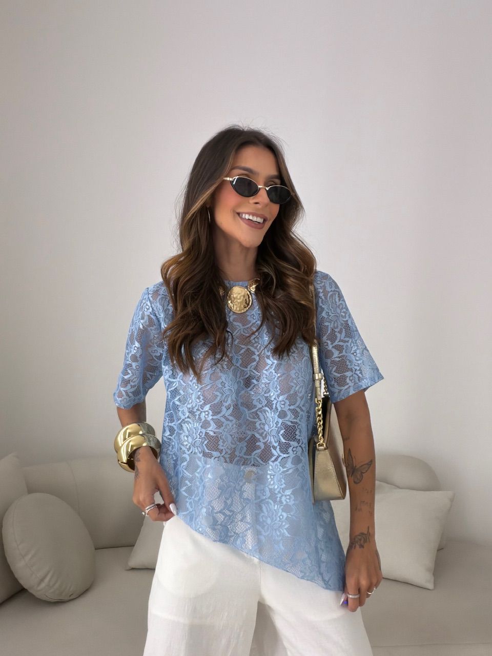 BLUSA ANGÉLICA RENDA ASSIMÉTRICA AZUL - 0081190109... - CAROLLA FERRARO